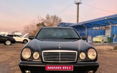 Mercedes-Benz E-Класс, 1998 год, 650 000 рублей, 1 фотография