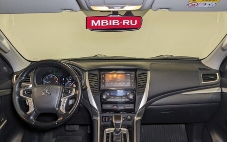 Mitsubishi Pajero Sport III рестайлинг, 2018 год, 2 990 000 рублей, 16 фотография