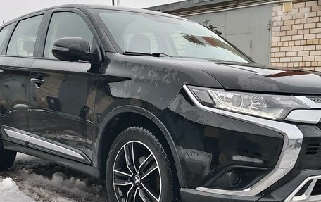 Mitsubishi Outlander III рестайлинг 3, 2019 год, 2 050 000 рублей, 4 фотография