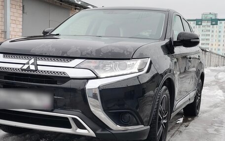 Mitsubishi Outlander III рестайлинг 3, 2019 год, 2 050 000 рублей, 6 фотография