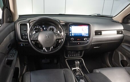 Mitsubishi Outlander III рестайлинг 3, 2021 год, 2 799 000 рублей, 6 фотография