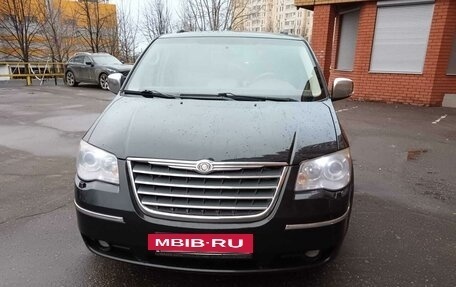 Chrysler Voyager IV, 2008 год, 1 800 000 рублей, 2 фотография