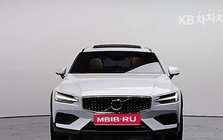 Volvo V60 II, 2022 год, 4 000 000 рублей, 2 фотография