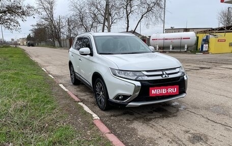 Mitsubishi Outlander III рестайлинг 3, 2015 год, 2 200 000 рублей, 10 фотография