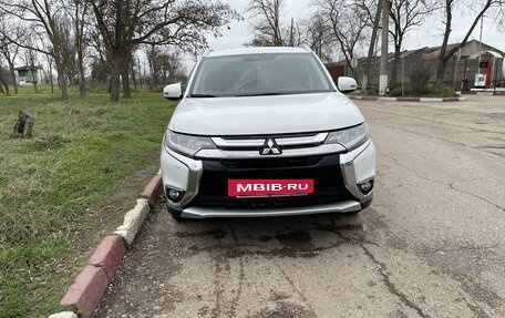 Mitsubishi Outlander III рестайлинг 3, 2015 год, 2 200 000 рублей, 9 фотография