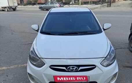 Hyundai Solaris II рестайлинг, 2012 год, 800 000 рублей, 3 фотография