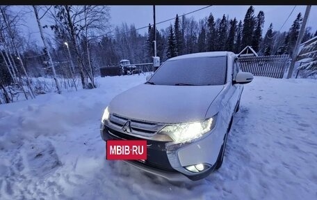 Mitsubishi Outlander III рестайлинг 3, 2015 год, 1 750 000 рублей, 9 фотография