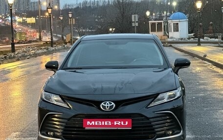 Toyota Camry, 2021 год, 3 190 000 рублей, 2 фотография