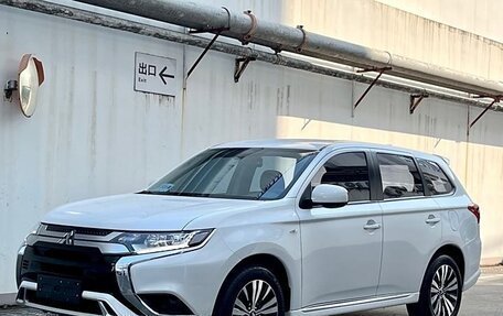 Mitsubishi Outlander III рестайлинг 3, 2021 год, 2 370 000 рублей, 4 фотография