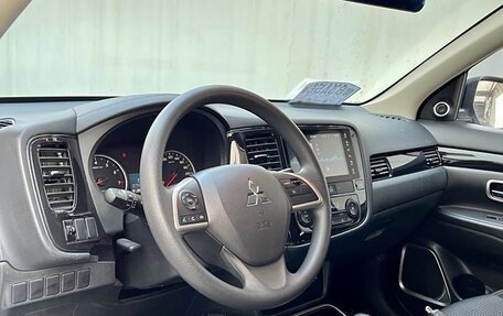 Mitsubishi Outlander III рестайлинг 3, 2021 год, 2 370 000 рублей, 10 фотография