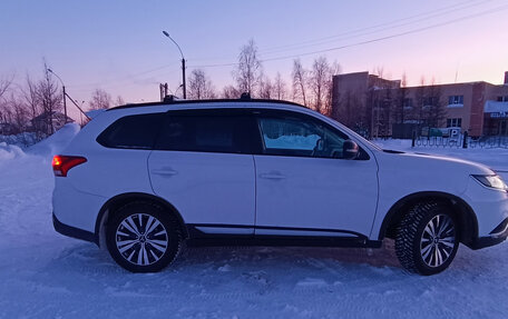 Mitsubishi Outlander III рестайлинг 3, 2021 год, 3 150 000 рублей, 6 фотография