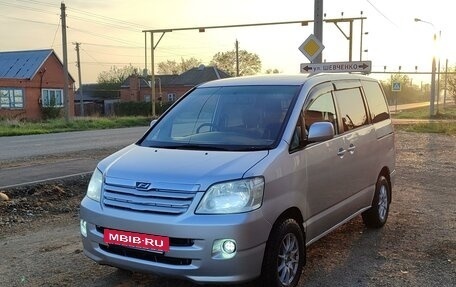 Toyota Noah III, 2003 год, 1 030 000 рублей, 4 фотография