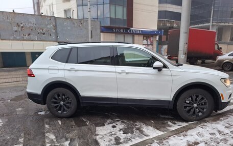 Volkswagen Tiguan II, 2018 год, 2 600 000 рублей, 2 фотография