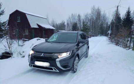 Mitsubishi Outlander III рестайлинг 3, 2021 год, 2 700 000 рублей, 4 фотография