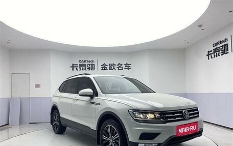 Volkswagen Tiguan II, 2021 год, 2 300 000 рублей, 2 фотография