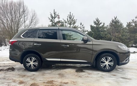 Mitsubishi Outlander III рестайлинг 3, 2018 год, 2 900 000 рублей, 4 фотография