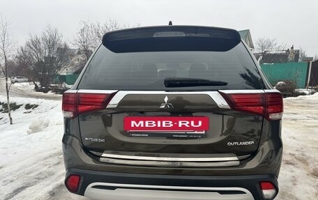 Mitsubishi Outlander III рестайлинг 3, 2018 год, 2 900 000 рублей, 6 фотография