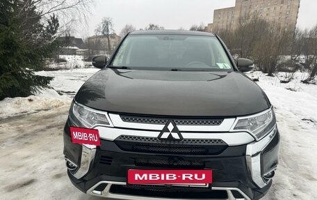 Mitsubishi Outlander III рестайлинг 3, 2018 год, 2 900 000 рублей, 2 фотография