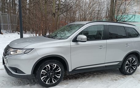 Mitsubishi Outlander III рестайлинг 3, 2022 год, 3 117 000 рублей, 2 фотография