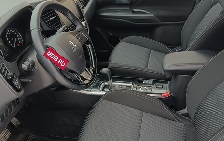 Mitsubishi Outlander III рестайлинг 3, 2022 год, 3 117 000 рублей, 6 фотография