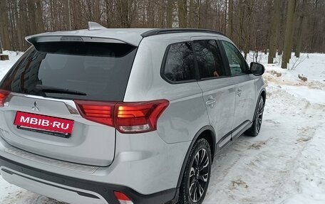 Mitsubishi Outlander III рестайлинг 3, 2022 год, 3 117 000 рублей, 4 фотография