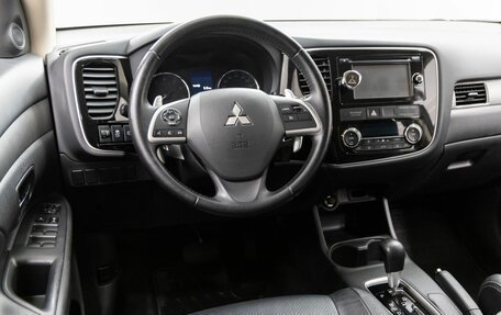 Mitsubishi Outlander III рестайлинг 3, 2013 год, 1 698 000 рублей, 15 фотография