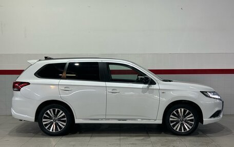 Mitsubishi Outlander III рестайлинг 3, 2022 год, 2 400 000 рублей, 4 фотография