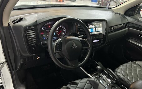 Mitsubishi Outlander III рестайлинг 3, 2022 год, 2 400 000 рублей, 9 фотография