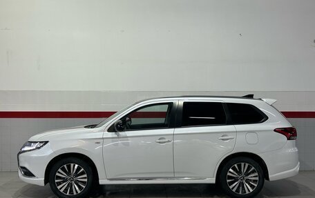 Mitsubishi Outlander III рестайлинг 3, 2022 год, 2 400 000 рублей, 8 фотография