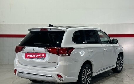 Mitsubishi Outlander III рестайлинг 3, 2022 год, 2 400 000 рублей, 7 фотография