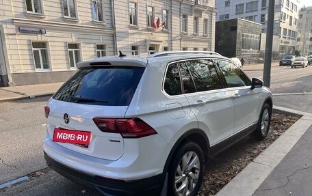 Volkswagen Tiguan II, 2021 год, 3 700 000 рублей, 2 фотография