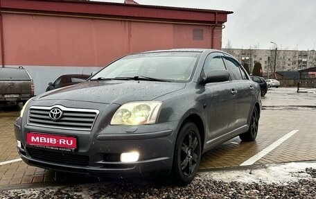 Toyota Avensis III рестайлинг, 2003 год, 690 000 рублей, 1 фотография