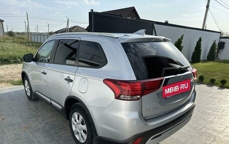 Mitsubishi Outlander III рестайлинг 3, 2021 год, 2 390 000 рублей, 4 фотография