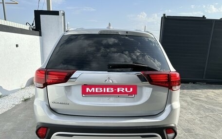 Mitsubishi Outlander III рестайлинг 3, 2021 год, 2 390 000 рублей, 8 фотография