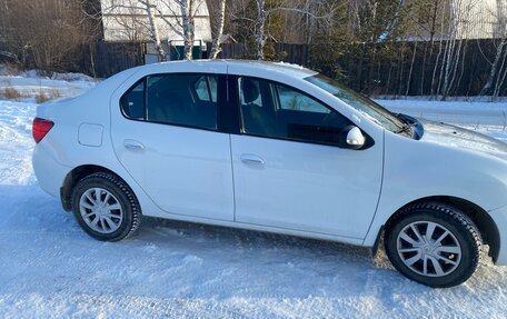 Renault Logan II, 2017 год, 850 000 рублей, 2 фотография