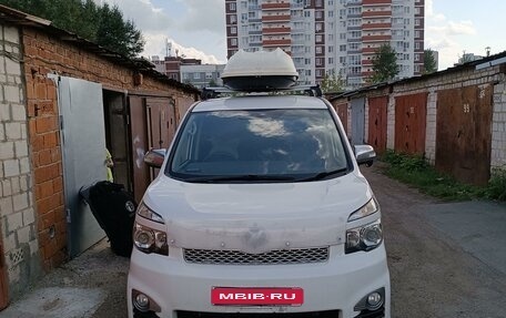 Toyota Voxy II, 2011 год, 1 700 000 рублей, 1 фотография