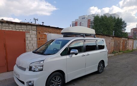 Toyota Voxy II, 2011 год, 1 700 000 рублей, 5 фотография