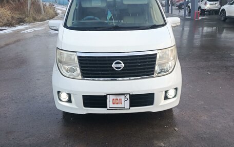 Nissan Elgrand III, 2005 год, 700 000 рублей, 2 фотография