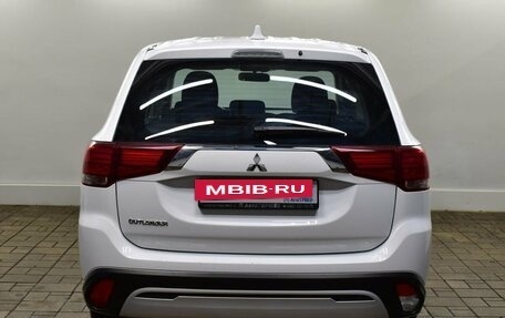 Mitsubishi Outlander III рестайлинг 3, 2020 год, 2 210 000 рублей, 3 фотография