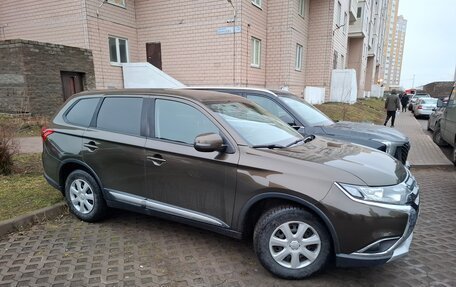 Mitsubishi Outlander III рестайлинг 3, 2017 год, 1 860 000 рублей, 10 фотография