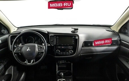 Mitsubishi Outlander III рестайлинг 3, 2016 год, 1 790 000 рублей, 13 фотография