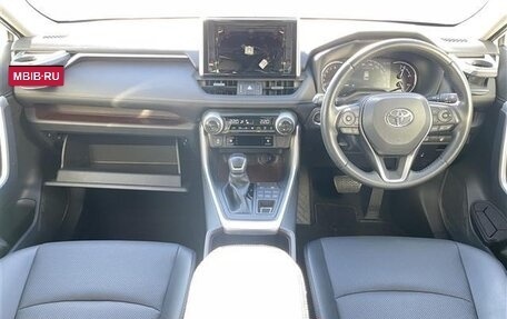 Toyota RAV4, 2021 год, 2 489 000 рублей, 8 фотография