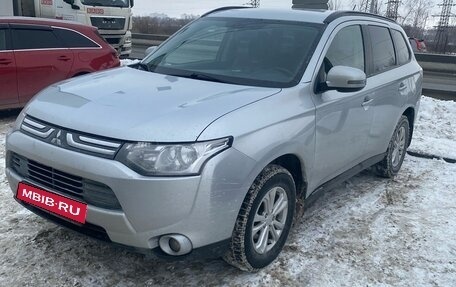 Mitsubishi Outlander III рестайлинг 3, 2013 год, 1 560 000 рублей, 2 фотография