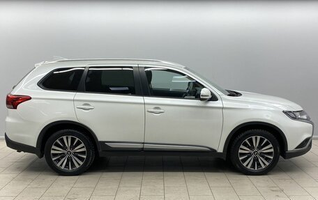 Mitsubishi Outlander III рестайлинг 3, 2018 год, 1 895 000 рублей, 6 фотография