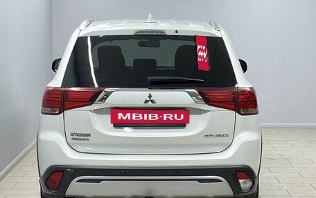 Mitsubishi Outlander III рестайлинг 3, 2018 год, 1 895 000 рублей, 4 фотография