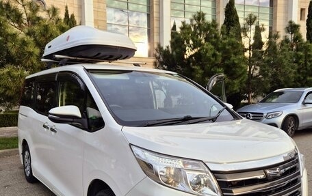 Toyota Noah III, 2016 год, 2 050 000 рублей, 2 фотография