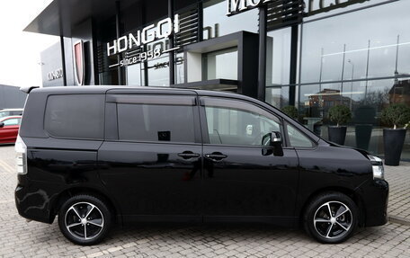 Toyota Voxy II, 2013 год, 1 690 000 рублей, 4 фотография