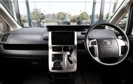 Toyota Voxy II, 2013 год, 1 690 000 рублей, 12 фотография