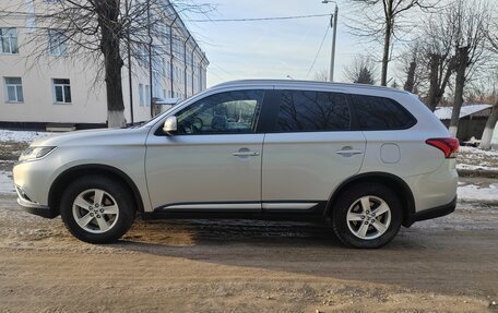 Mitsubishi Outlander III рестайлинг 3, 2016 год, 1 980 000 рублей, 4 фотография