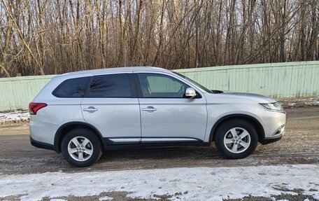 Mitsubishi Outlander III рестайлинг 3, 2016 год, 1 980 000 рублей, 8 фотография